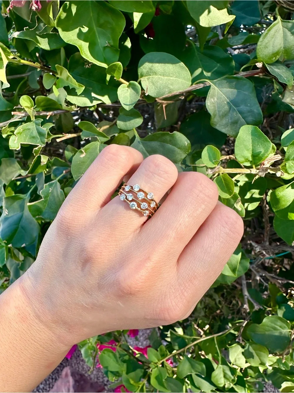 Gorgeous ring with 10 natural diamonds set in 14k gold